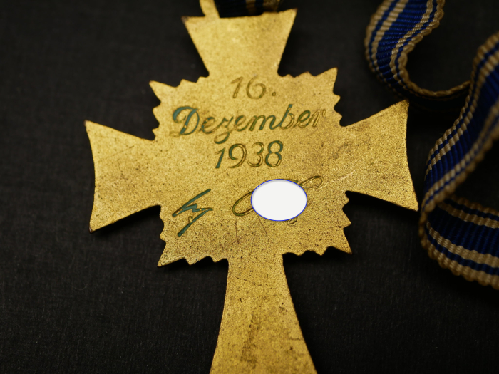 Mutterkreuz in Gold am langen Band