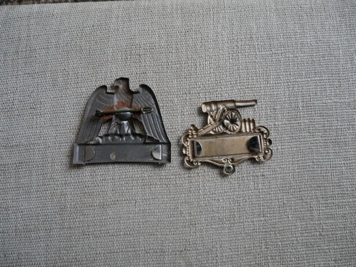 2 badges - Military-ready + Artillery