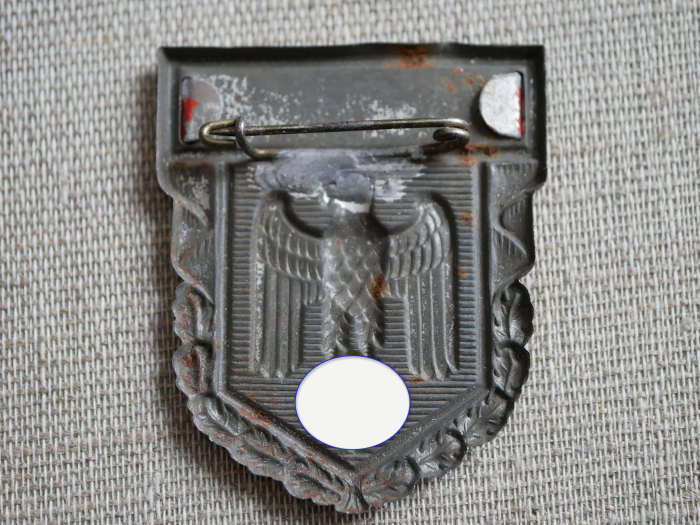 Badge - Eagle with swastika and inscription "Fit for military service"