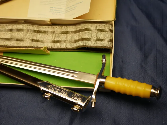 NVA officer's dagger of the land forces with hanger + parade sash + matching numbered box + guarantee certificate from 1984