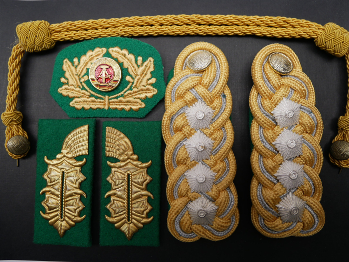 DDR NVA - Set Paar Schulterklappen / Kragenspiegel /  Mützenemblem / Mützenkordel Armeegeneral der GT Grenztruppen für die Uniform
