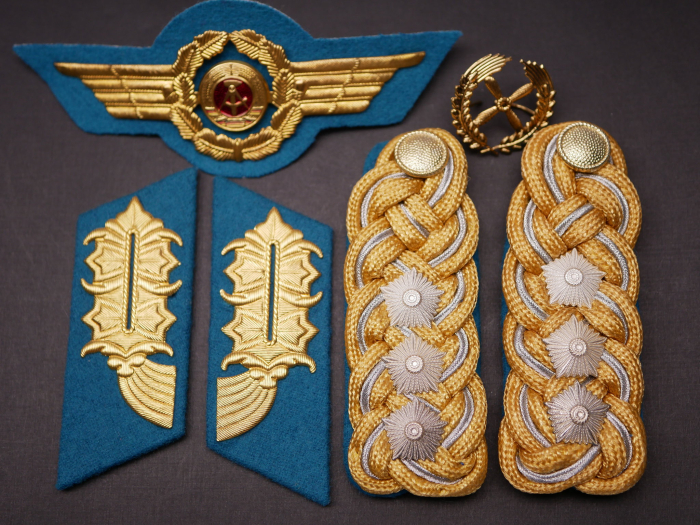 GDR NVA – Pair of shoulder boards + collar tabs + cap badge (Colonel General, LSK Air Force)
