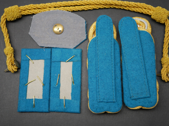 GDR NVA – Set comprising shoulder boards, collar tabs, cap badge, and cap cord for an Army General (LSK/Air Force)