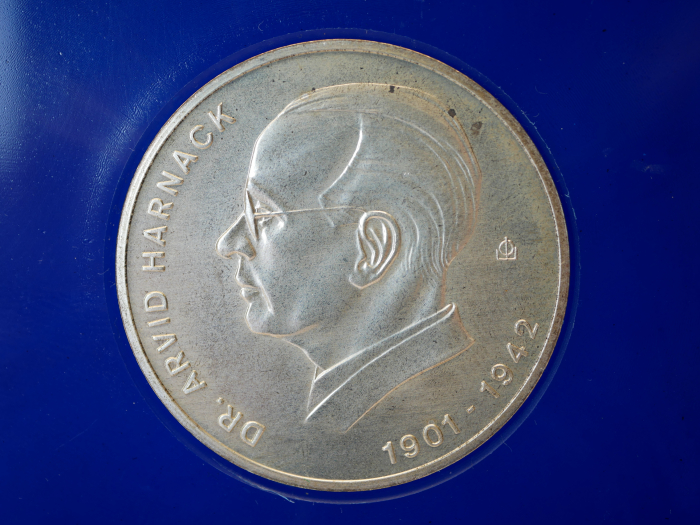 MfS Ministerium für Staatssicherheit - Geschenk Medaille Dr. Arvid Harnack in 500er Silber