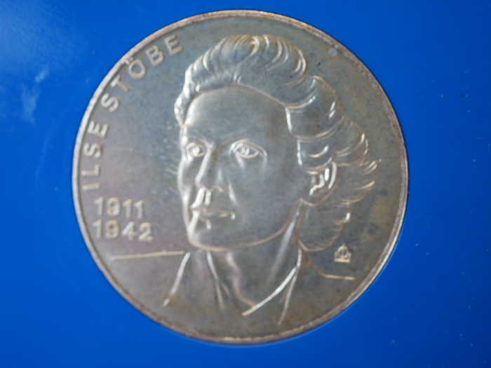 MfS Ministerium für Staatssicherheit - Geschenk Medaille Ilse Stöbe in 500er Silber