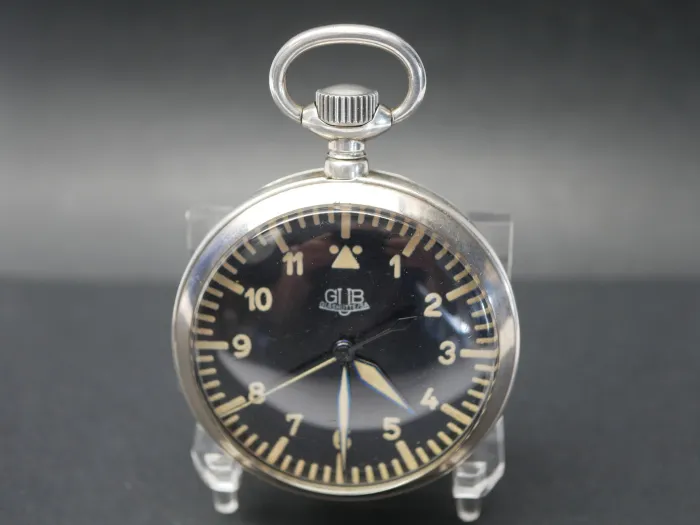 DDR NVA Taschenuhr - Äußerst seltene GUB Glashütter Beobachtungsuhr mit schwarzem Zifferblatt im Etui
