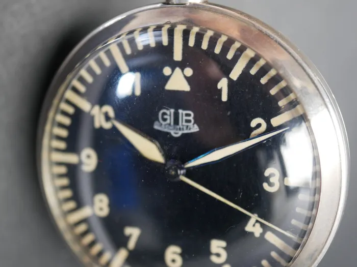 DDR NVA Taschenuhr - Äußerst seltene GUB Glashütter Beobachtungsuhr mit schwarzem Zifferblatt im Etui