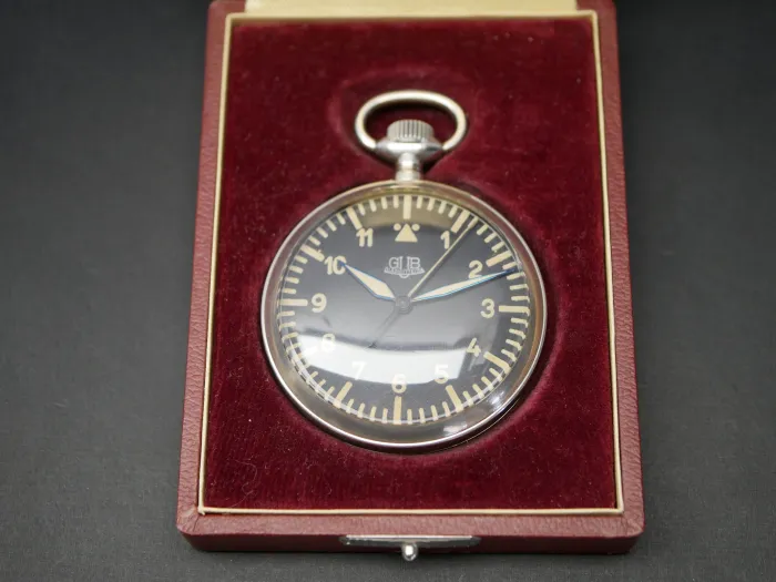 DDR NVA Taschenuhr - Äußerst seltene GUB Glashütter Beobachtungsuhr mit schwarzem Zifferblatt im Etui
