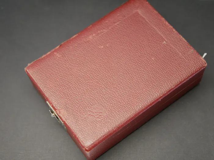 DDR NVA Taschenuhr - Äußerst seltene GUB Glashütter Beobachtungsuhr mit schwarzem Zifferblatt im Etui