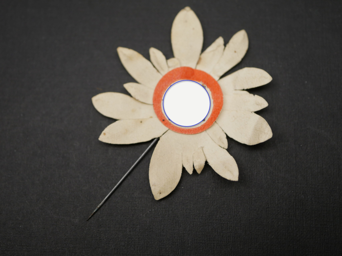 Abzeichen aus Papier - Blume mit HK - Tag der Arbeit