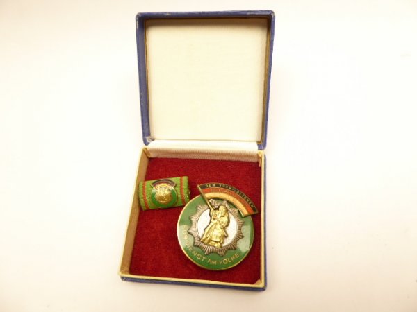 Medaille "Ehrenzeichen der Deutschen Volkspolizei" mit Interimsspange im Etui