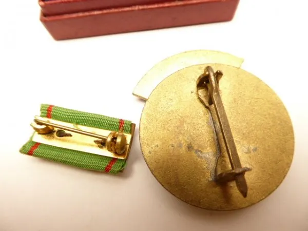 Medal "Badge of Honor of the German People's Police" flag with coat of arms + interim clip in a case