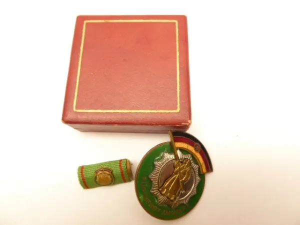 Medal "Badge of Honor of the German People's Police" flag with coat of arms + interim clip in a case