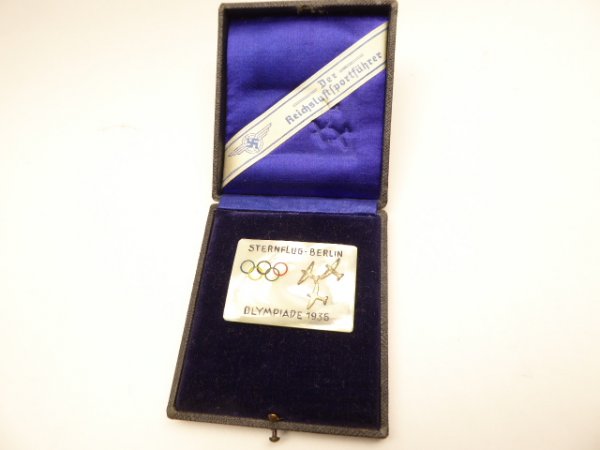 Badge "Sternflug - Berlin Olympiade 1936" in a case