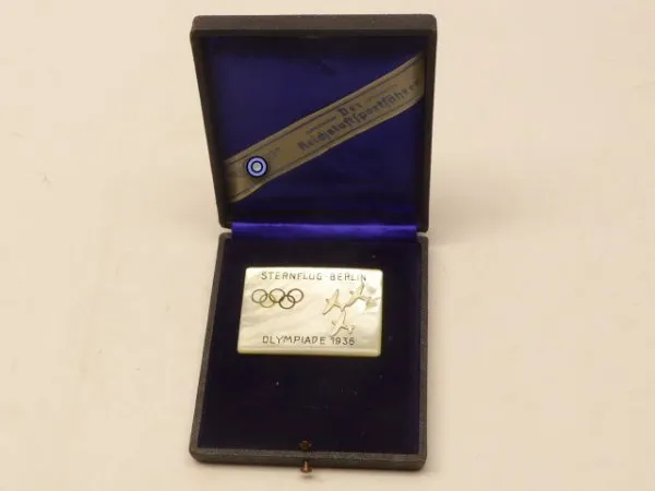 Badge "Sternflug - Berlin Olympiade 1936" in a case