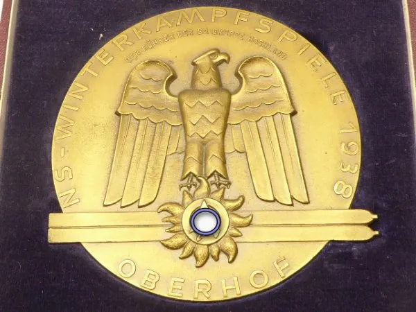 SA Plakette "NS - Winterkampfspiele 1938 Oberhof" im Etui, an einem Scharführer