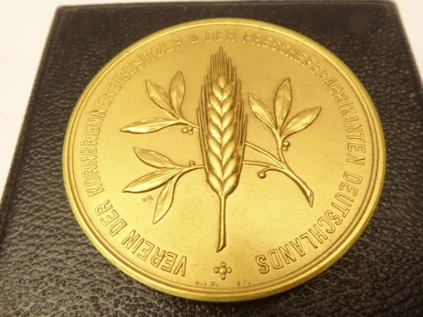 Medal - Association of grain distillery owners & pressed yeast manufacturers in Germany in a case