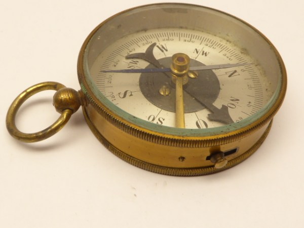 Alter Kompass mit Feststellung