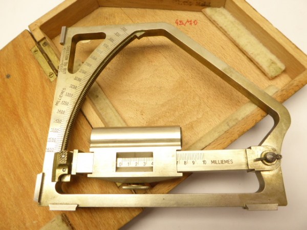 Libellenquadrant/Winkelmesser, Messgerät für die Artillerie, im Kasten