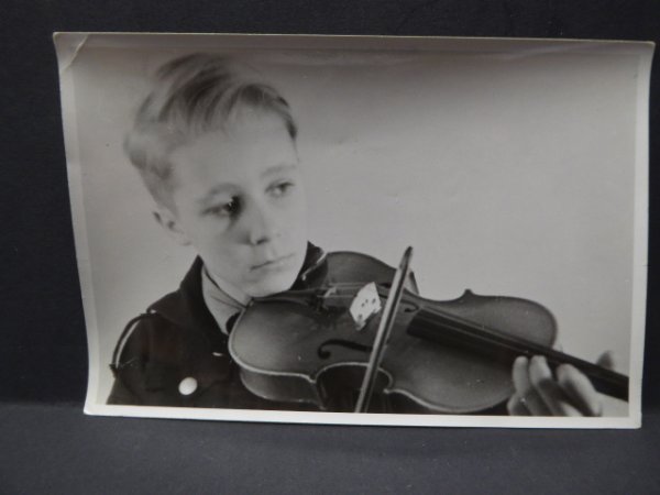 Foto HJ - "Hitler Junge beim Geige spielen" - Propaganda Abteilung Stuttgart