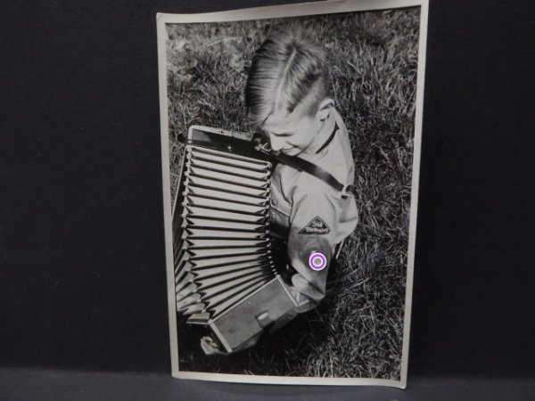 Foto HJ - "Hitler Junge beim Akkordeon spielen" mit Gebietsdreieck Württemberg - Propaganda Abteilung Stuttgart