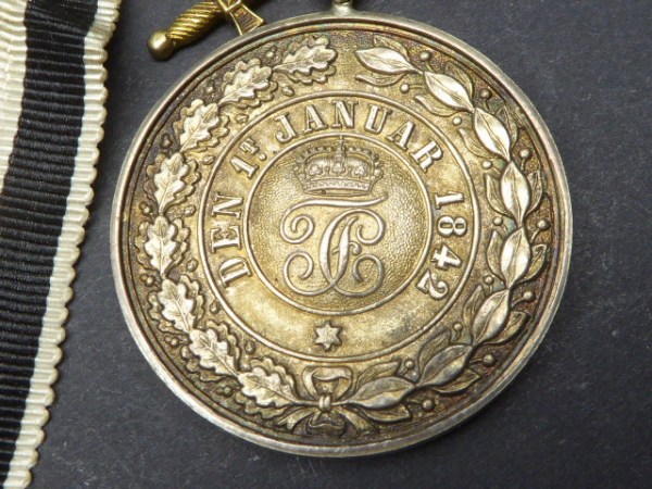 Fürstlicher Hausorden von Hohenzollern Goldene Ehrenmedaille mit Schwertern 3. Modell 2. Ausgabe