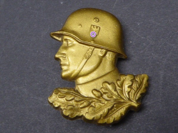 WHW Abzeichen "Soldat mit Stahlhelm und Eichenlaub"