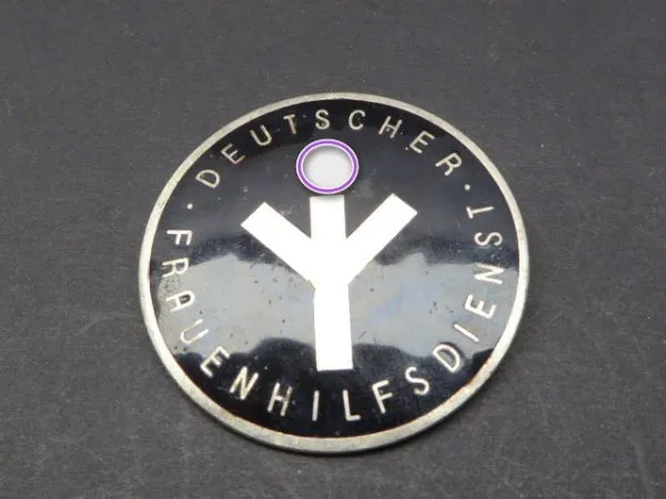 Badge - German women's relief service with manufacturer