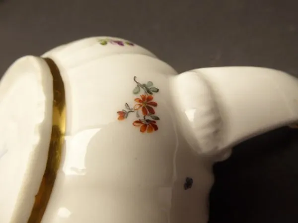 Meissen um 1745 / 1750 - Kännchen mit Konsolenausguß und hochgezogener rocailleverzierter Griff mit Brandensteinrelief