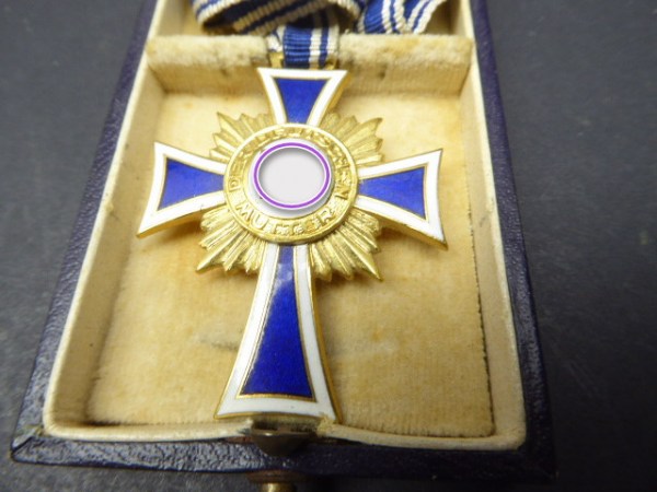 Mother's cross in gold on a ribbon in a case. Manufacturer A. Rettenmaier Schwäbisch Gmünd