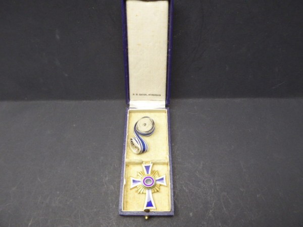 Mother's cross in gold on a ribbon in a case. Manufacturer B. H. Mayer Pforzheim