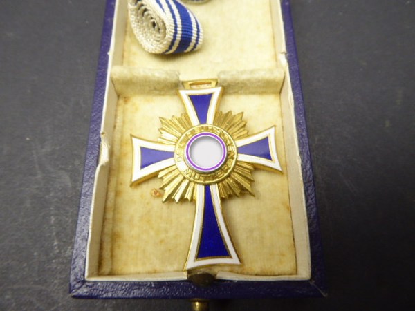 Mother's cross in gold on a ribbon in a case. Manufacturer B. H. Mayer Pforzheim