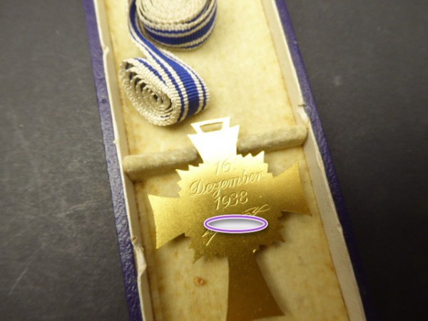 Mutterkreuz in Gold am Band im Etui. Hersteller B. H. Mayer Pforzheim