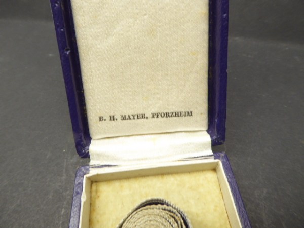 Mutterkreuz in Gold am Band im Etui. Hersteller B. H. Mayer Pforzheim