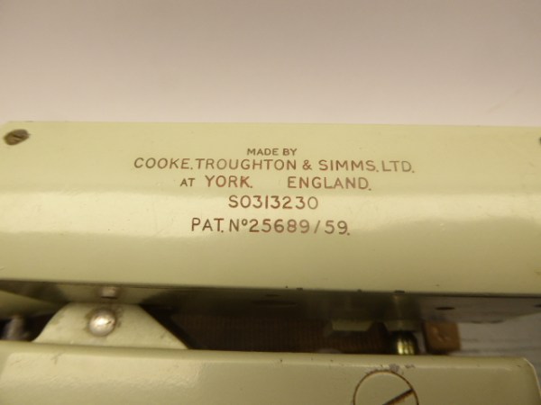 Nivelliergerät mit Hersteller Cooke. Troughton & Simms im Kasten