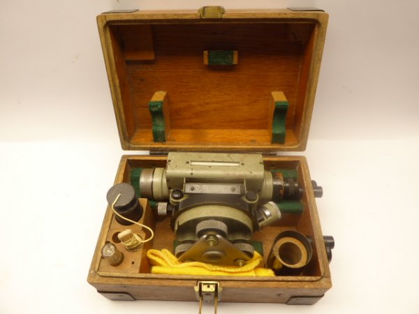 Leveling instrument Ni C with 360 ° horizontal circle with accessories in the box