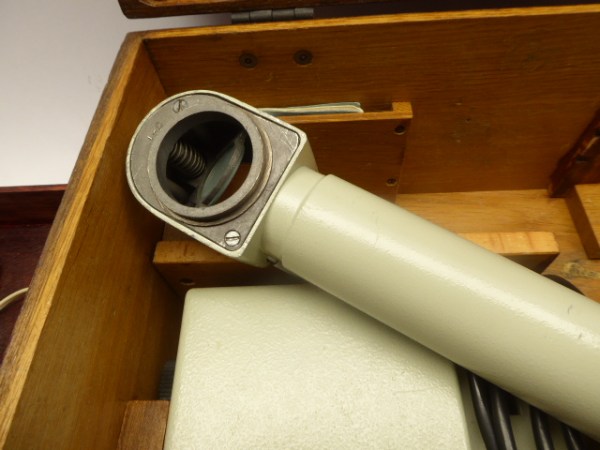 Russisch - Kaltlichtquelle + Zubehör für ein Mikroskop im Kasten