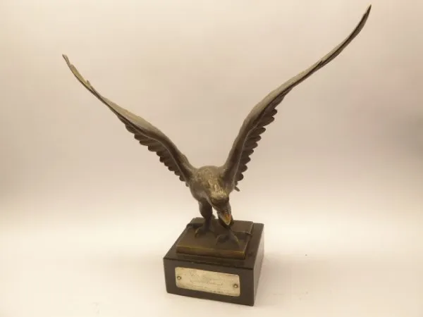 Bronze Adler mit Plakette "Die MG Spezialisten ihrem Leutnant 1941"