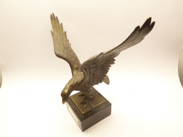 Bronze Adler mit Plakette "Die MG Spezialisten ihrem Leutnant 1941"
