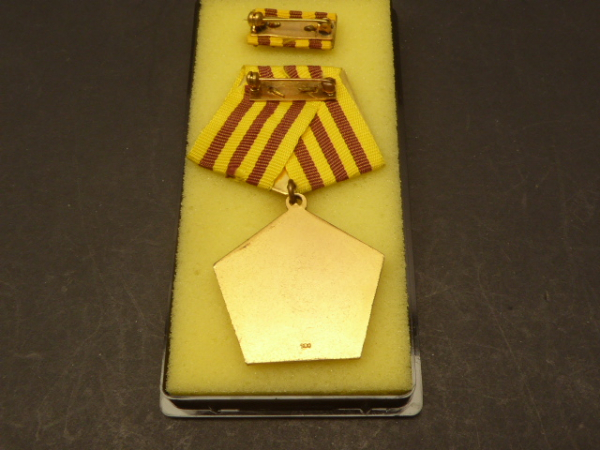 DDR NVA Kampforden "Für Verdienste um Volk und Vaterland" 1. Modell in Gold (900er Silber vergoldet)