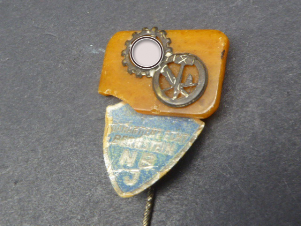 DAF badge German workers front with label, amber