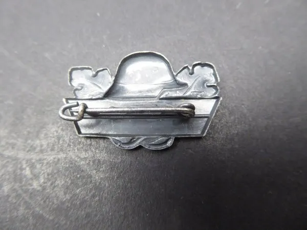 Unknown badge with steel helmet