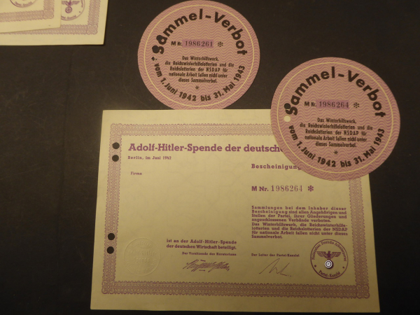 3x Adolf Hitler Spende der deutschen Wirtschaft 1942 + 3x Türplakette Sammelverbot 1942, nummerngleich