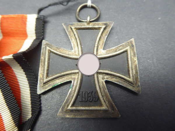 EK Eisernes Kreuz 2. Klasse am Band - unmarkiertes Stück vom Hersteller 24 für Arbeitsgemeinschaft der Hanauer Plakettenhersteller, Hanau a. Main
