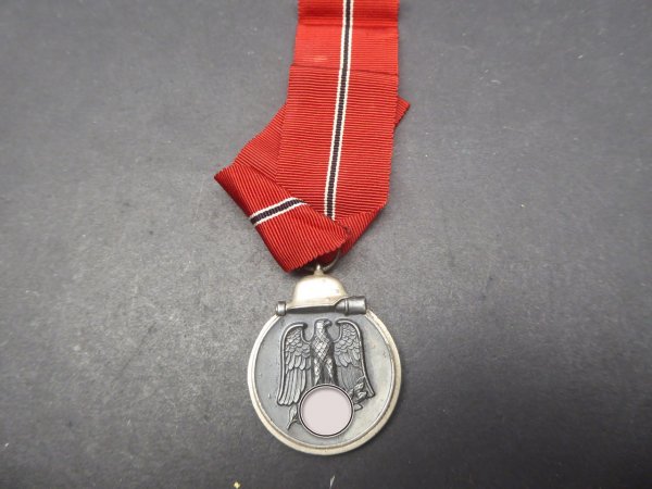 Order / Medal Winter Battle in the East 1941/42 (East Medal) + ribbon from the manufacturer 85 - Julius Pietsch, Gablonz