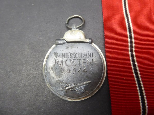 Orden / Medaille Winterschlacht im Osten 1941/42 (Ostmedaille) + Band vom Hersteller 65 - Klein & Quenzer A.G., Idar Oberstein