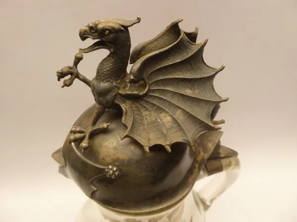 Große Schenkkanne mit Drachen bzw. Greif, ca. 30 cm