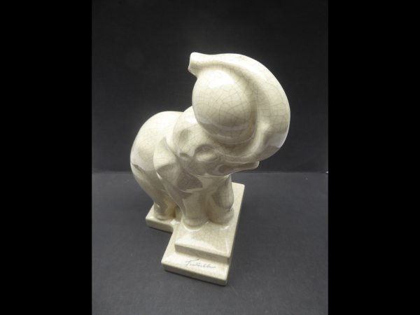 Keramik Figur Art Deco - Elefant mit Ball - signiert, wohl Frankreich