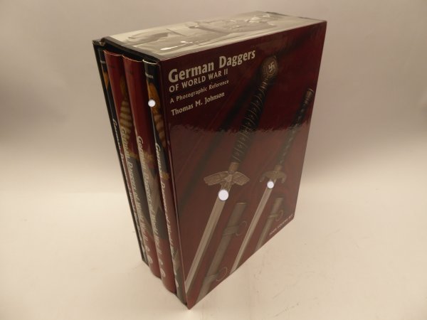 4 Bände Blankwaffen in Geschenkbox - German Daggers of World War II - alle mit Widmung von Johnson