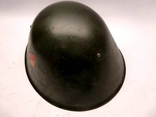 DDR NVA Stahlhelm mit einem Emblem - 1. Modell M56 - Größe 2 - 3. Quartal 1961